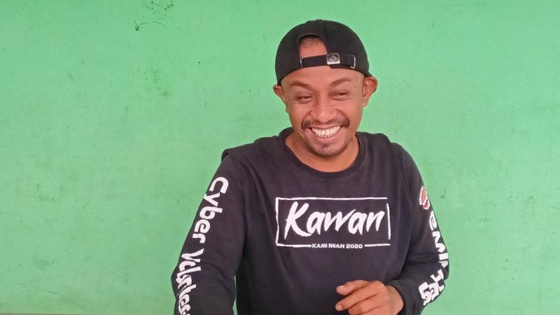Ketua Dewan Kesenian Sigi Akbar Dian saat konferensi pers terkait polemik penyelenggaraan FDL 2025 (Sumber: Mawan/hariansulteng.com)