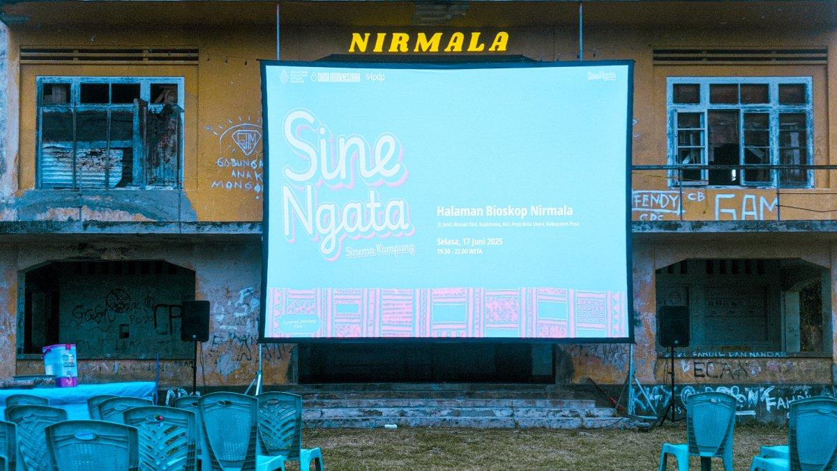 Layar sudah terpasang dan deretan kursi sudah siap menyambut kedatangan warga Poso yang ingin menyaksikan program pemutaran film SineNgata (Sumber: Ejha/hariansulteng.com)