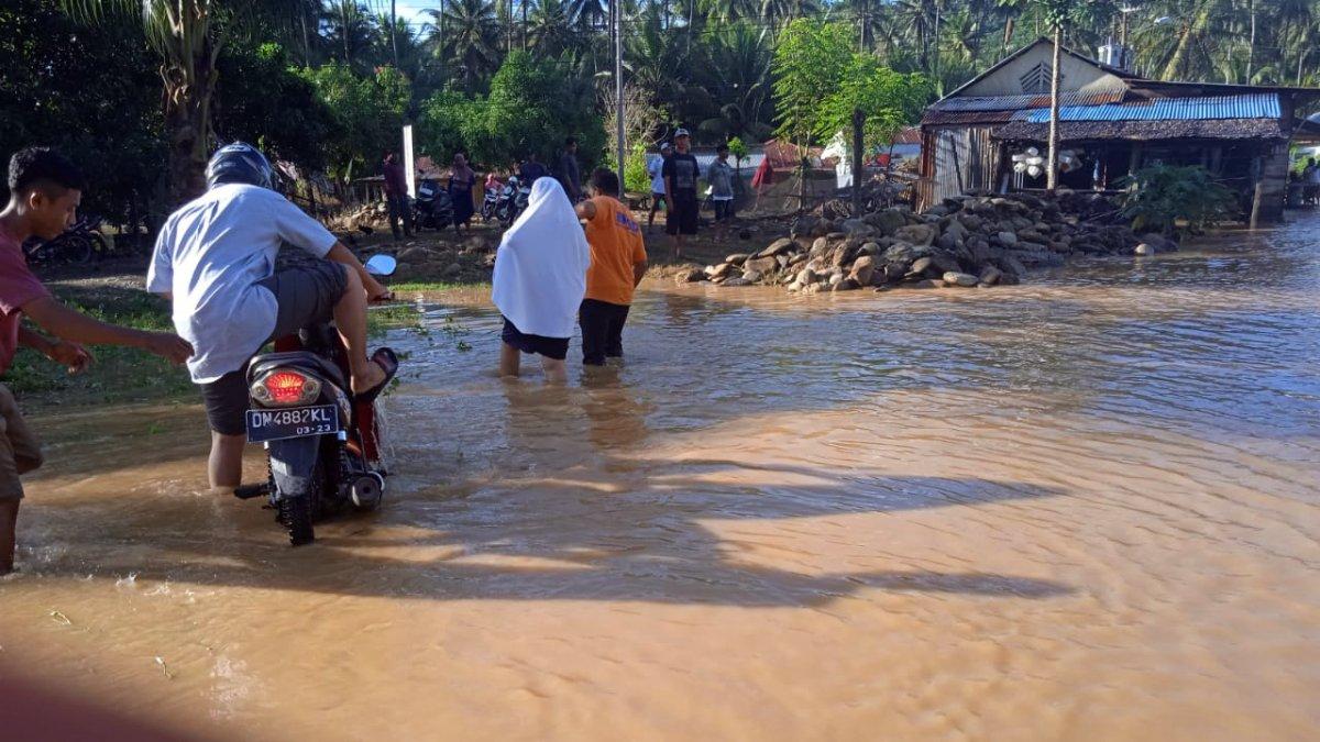 Lebih dari 1600 warga yang menempati beberapa desa di Bolano Lambunu terpaksa mengungsi akibat banjir (Sumber: BPBD Sulteng)