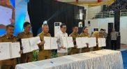 Menteri P2MI Abdul Kadir Karding teken MoU bersama sejumlah kepala daerah di Sulteng untuk memperkuat perlindungan pekerja migran Indonesia, Selasa, 10 Juni 2025) (Sumber: Fandy/hariansulteng.com)