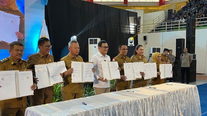 Menteri P2MI Abdul Kadir Karding teken MoU bersama sejumlah kepala daerah di Sulteng untuk memperkuat perlindungan pekerja migran Indonesia, Selasa, 10 Juni 2025) (Sumber: Fandy/hariansulteng.com)