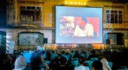 Suasana pemutaran film dalam program SineNgata di depan bioskop Nirmala, Poso (Sumber: Ejha/hariansulteng.com)