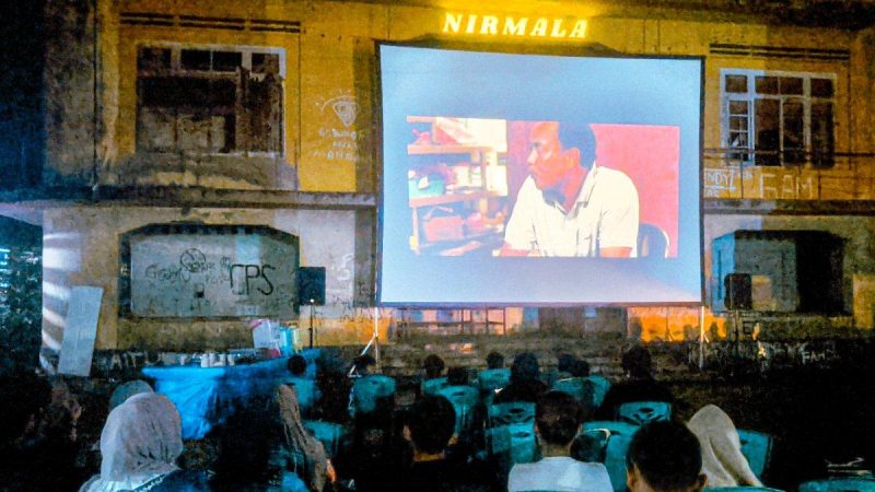 Suasana pemutaran film dalam program SineNgata di depan bioskop Nirmala, Poso (Sumber: Ejha/hariansulteng.com)