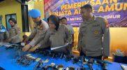 Pengecekan rutin senjata dan amunisi milik anggota kepolisian untuk mencegah terjadinya penyalahgunaan senjata (Sumber: metro.polri.go.id)