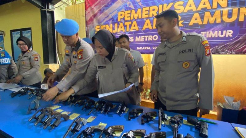 Pengecekan rutin senjata dan amunisi milik anggota kepolisian untuk mencegah terjadinya penyalahgunaan senjata (Sumber: metro.polri.go.id)