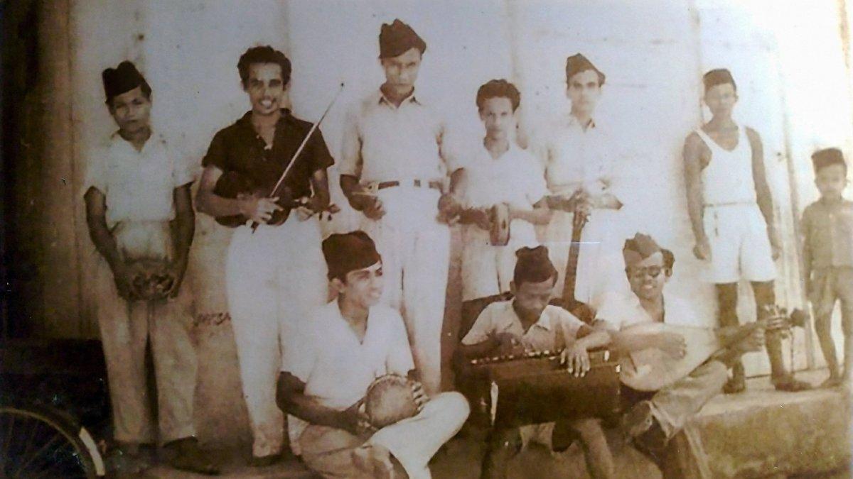 Repro foto Hasan Bahasyuan, berdiri di belakang kedua dari kiri (Sumber: Hasan Bahasyuan Institute)
