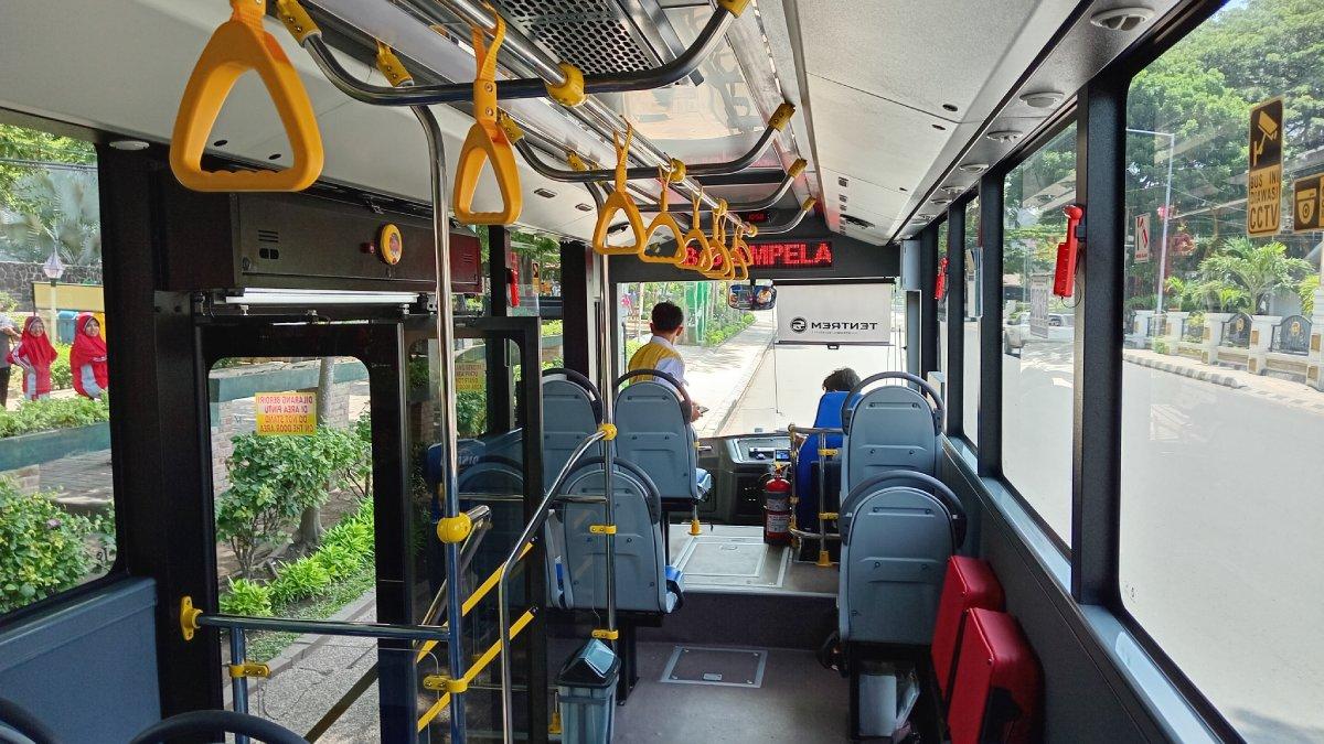 Suasana di dalam bus Trans Palu (Sumber: Mawan/hariansulteng.com)