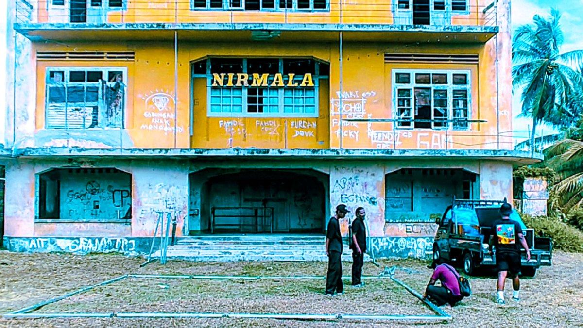 Tim dari Halaman Belakang Films melakukan instalasi pemasangan layar di depan bioskop Nirmala, Poso (Sumber: Ejha/hariansulteng.com)