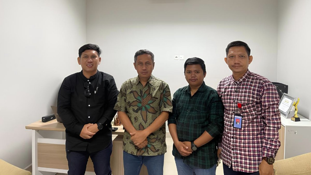 Yayasan Rumah Hukum Tadulako bersama Kasipenkum Kejati Sulteng Laode Abdul Sofian (Sumber: Istimewa)