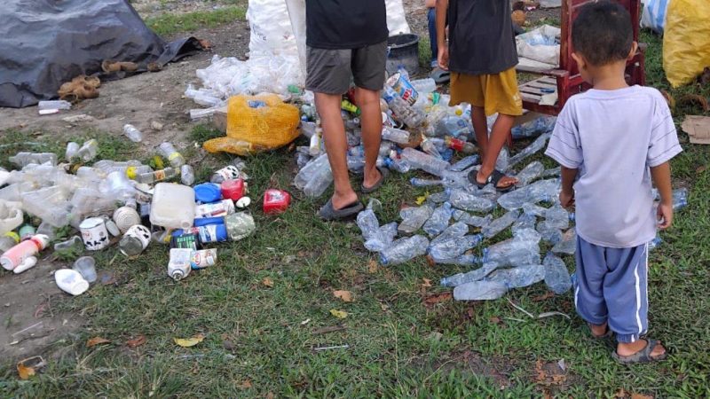 Aktivitas memilah sampah berdasarkan jenisnya di Bank Sampah Panboy, Kelurahan Pantoloan Boya (Sumber: Mawan/hariansulteng.com)