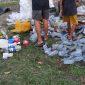Aktivitas memilah sampah berdasarkan jenisnya di Bank Sampah Panboy, Kelurahan Pantoloan Boya (Sumber: Mawan/hariansulteng.com)