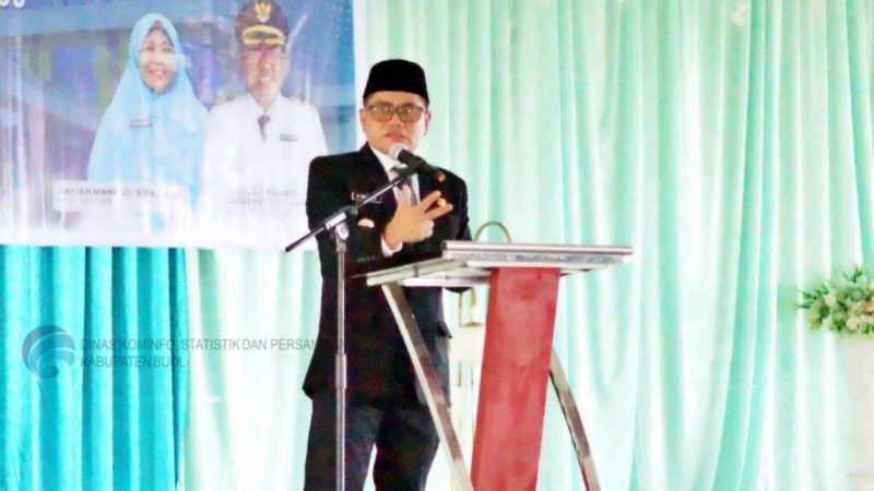 Bupati Buol Risharyudi Triwibowo saat mengukuhkan Ketua Tim Penggerak PKK Kabupaten Buol (Sumber: buolkab.go.id)