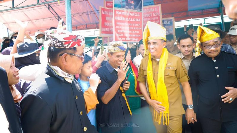 Gubernur Sulteng, Anwar Hafid menemui massa pendemo dari Tipo dan Kalora yang menolak aktivitas tambang galian C, 10 Juni 2025 (Sumber: sultengprov.go.id)