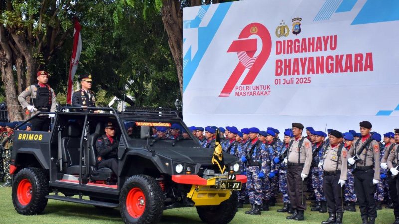 Kapolda Sulteng, Irjen Agus Nugroho, memimpin upacara peringatan HUT Bhayangkara ke-79 di halaman Kantor Gubernur Sulteng, 1 Juli 2025). (Sumber: Humas Polda Sulteng)