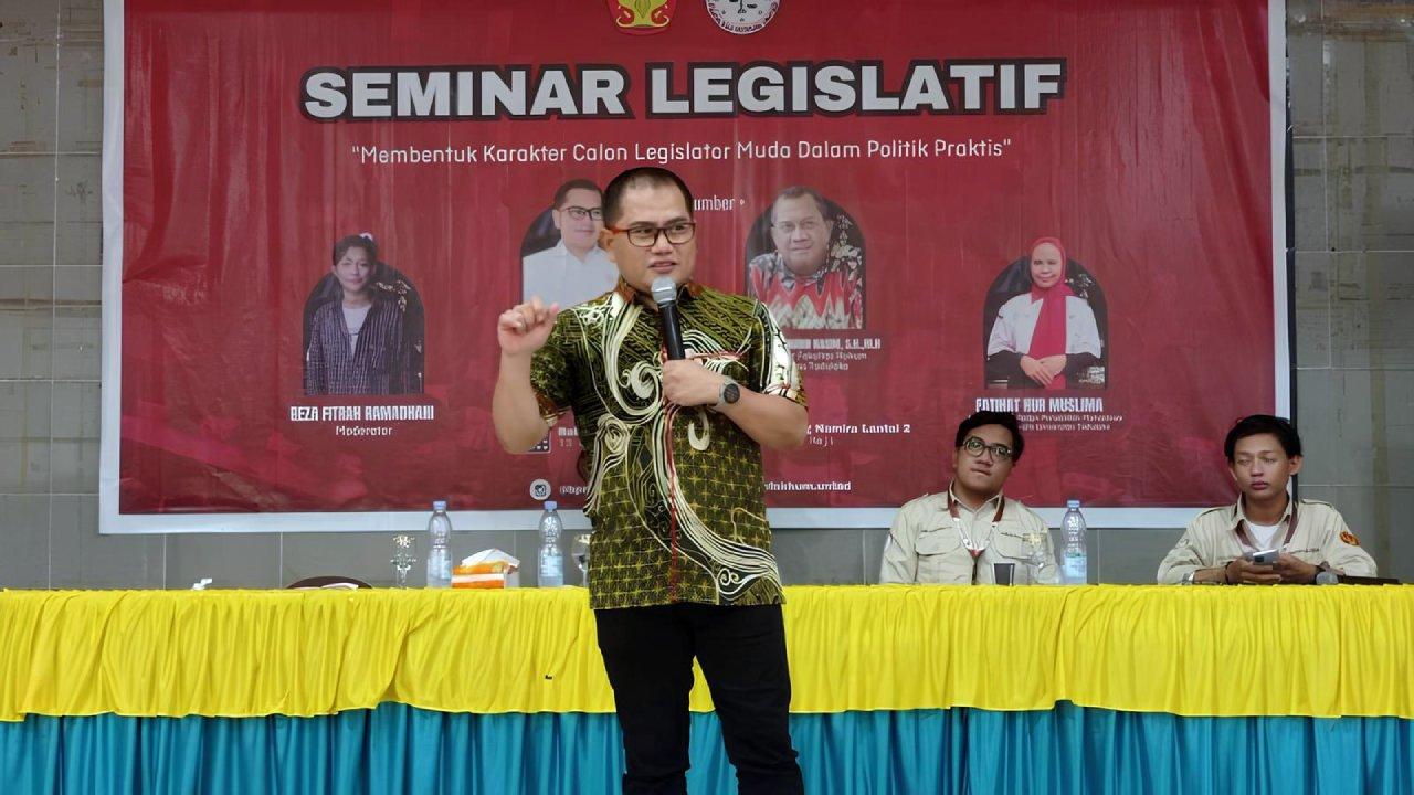 Risharyudi Triwibowo saat masih menjabat Staf Khusus Menteri Ketenagakerjaan RI (Sumber: hariansulteng.com)
