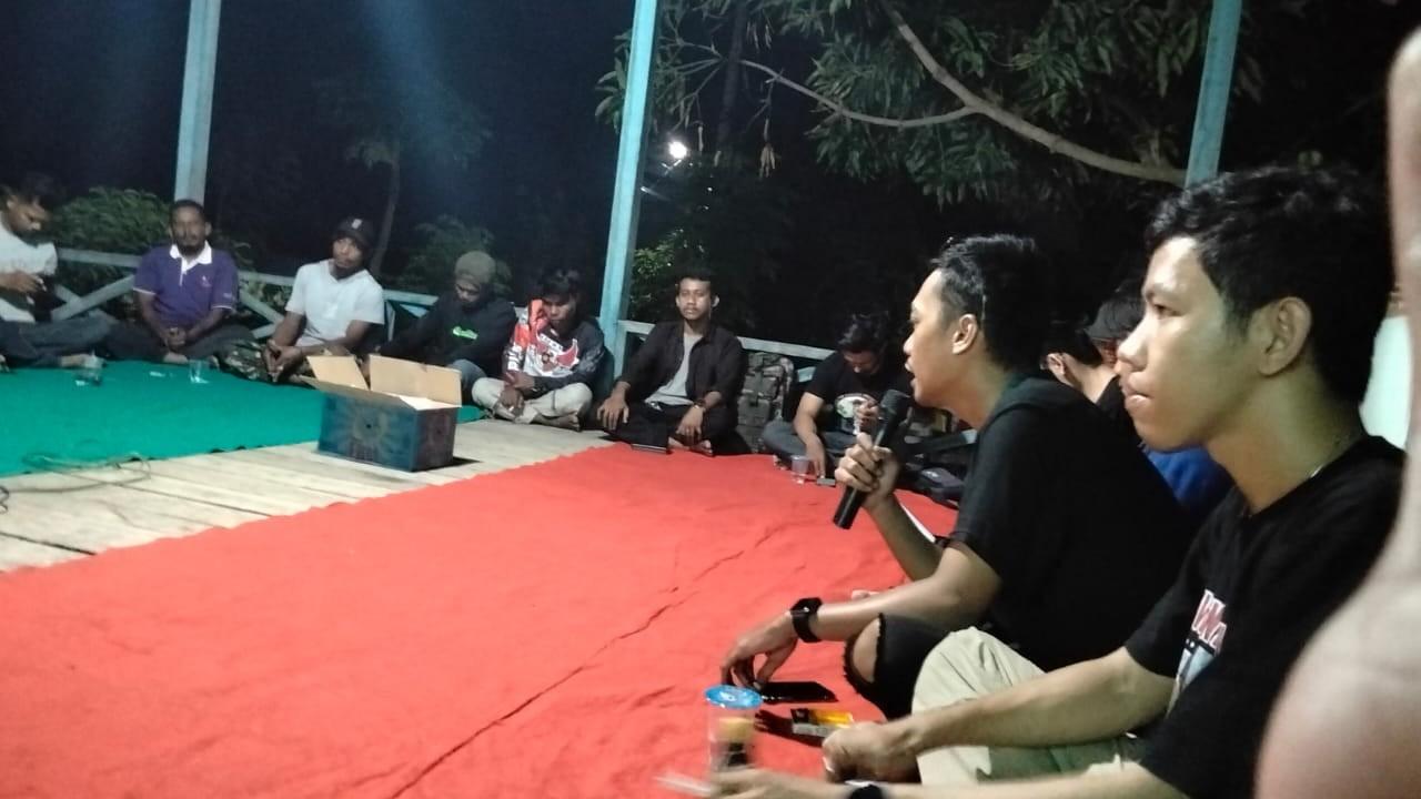 Suasana diskusi dan nobar film dokumenter Menjaga Kamalisi di Balai Pertemuan Adat (Bantaya) Desa Kalora, 30 Januari 2025 (Sumber: aman.or.id)