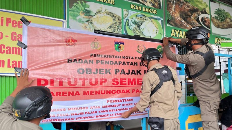 Pemkot Palu menyegel sejumlah warung penunggak pajak, Selasa (5/8/2025). (Foto: Pemkot Palu)