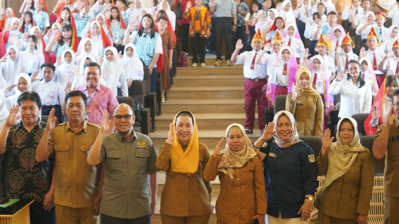 Wakil Wali Kota Palu Imelda Liliana Muhidin resmi membuka lomba paduan suara lagu Indonesia Raya 3 stanza dan lagu daerah Kaili, Selasa (12/8/2025). (Foto: Pemkot Palu)