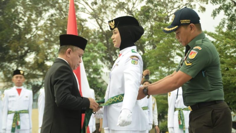 Wali Kota Hadianto Rasyid mengukuhkan 54 anggota Paskibraka Kota Palu, Sabtu (16/8/2025). (Foto: Pemkot Palu)
