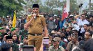 Gubernur Sulteng, Anwar Hafid menemui massa yang berunjuk rasa di Kantor DPRD Sulteng, Senin (1/9/2025). (Foto: Istimewa)
