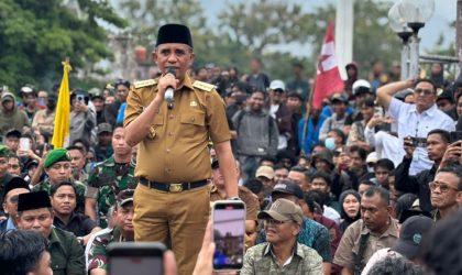 Gubernur Sulteng, Anwar Hafid menemui massa yang berunjuk rasa di Kantor DPRD Sulteng, Senin (1/9/2025). (Foto: Istimewa)