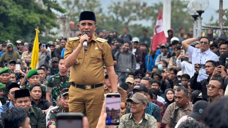 Gubernur Sulteng, Anwar Hafid menemui massa yang berunjuk rasa di Kantor DPRD Sulteng, Senin (1/9/2025). (Foto: Istimewa)