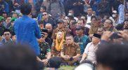 Hadianto Rasyid dan Imelda Liliana Muhidin berdialog dengan massa aksi di halaman Kantor DPRD Sulteng, Senin (1/9/2025). (Foto: Pemkot Palu)