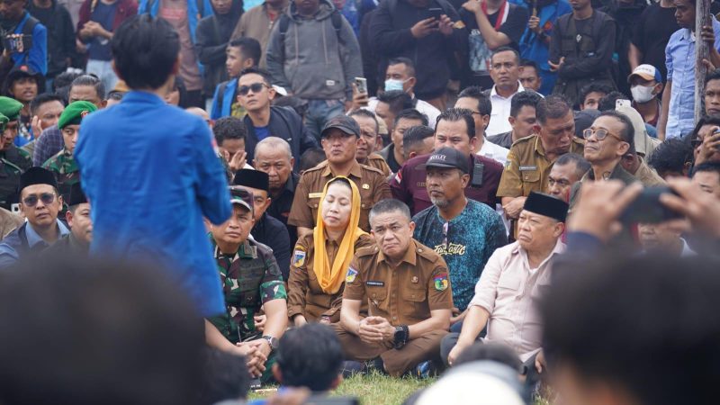 Hadianto Rasyid dan Imelda Liliana Muhidin berdialog dengan massa aksi di halaman Kantor DPRD Sulteng, Senin (1/9/2025). (Foto: Pemkot Palu)