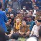 Hadianto Rasyid dan Imelda Liliana Muhidin berdialog dengan massa aksi di halaman Kantor DPRD Sulteng, Senin (1/9/2025). (Foto: Pemkot Palu)