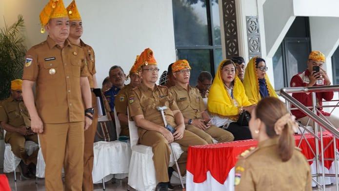 Hadianto Rasyid memimpin jalannya upacara peringatan Hari Keluarga Nasional (Harganas) ke-32 tingkat Kota Palu, Senin (30/6/2025). (Foto: Pemkot Palu)