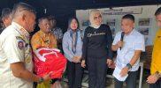 Pemerintah Kota Palu menyerahkan bantuan kepada korban terdampak banjir di Desa Limboro, Kabupaten Donggala, Kamis (10/7/2025). (Foto: Pemkot Palu)