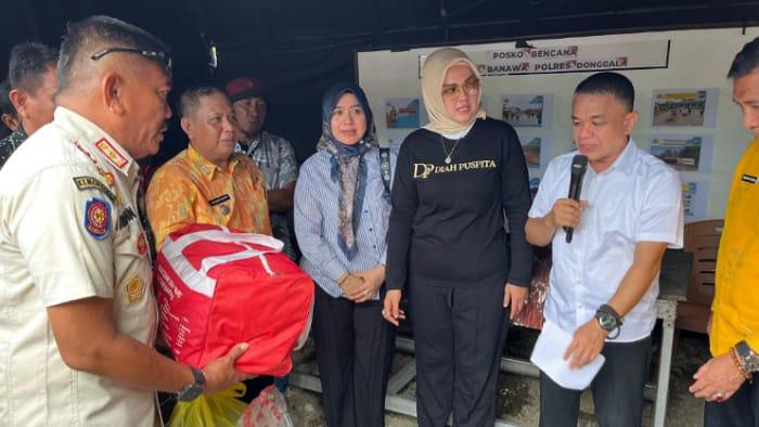 Pemerintah Kota Palu menyerahkan bantuan kepada korban terdampak banjir di Desa Limboro, Kabupaten Donggala, Kamis (10/7/2025). (Foto: Pemkot Palu)