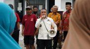 Wali Kota Palu, Hadianto Rasyid menemui sejumlah masyarakat Kelurahan Balaroa di halaman kantor kelurahan setempat, Kamis (10/7/2025). (Foto: Pemkot Palu)