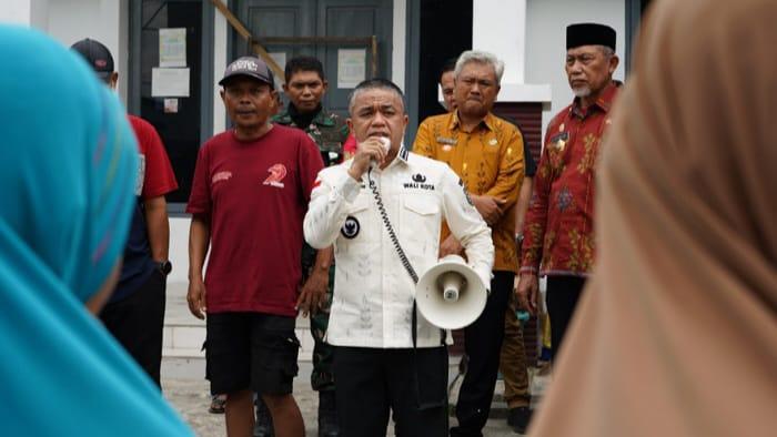 Wali Kota Palu, Hadianto Rasyid menemui sejumlah masyarakat Kelurahan Balaroa di halaman kantor kelurahan setempat, Kamis (10/7/2025). (Foto: Pemkot Palu)