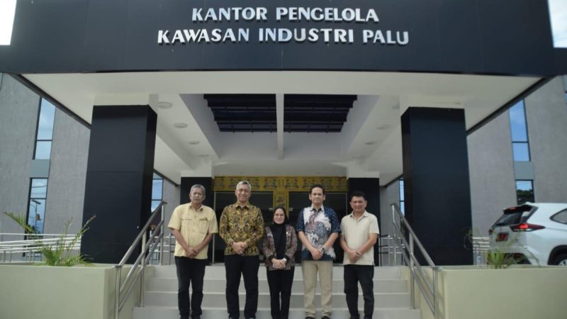 Sekkot Palu, Irmayanti Pettalolo menerima secara simbolis Barang Milik Negara (BMN) berupa aset dari Kementerian Perindustrian Republik Indonesia, Jumat (18/7/2025). (Foto: Pemkot Palu)