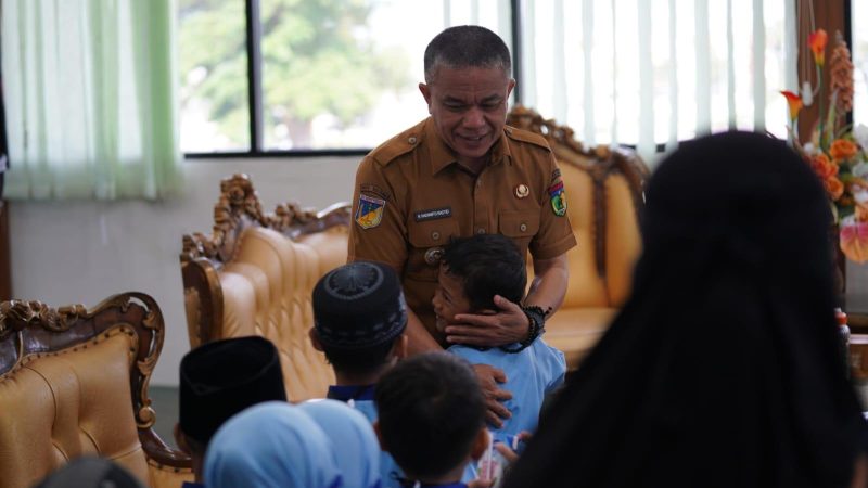 Wali Kota Palu, Hadianto Rasyid, menerima kunjungan siswa Taman Kanak-Kanak (TK) Islam Terpadu Jilul Qur’an, Senin (8/9/2025). (Foto: Pemkot Palu)