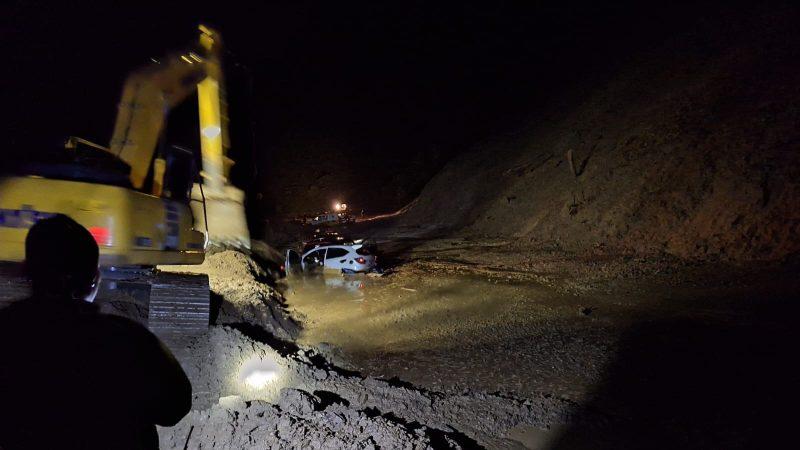 Longsor menimbun sejumlah kendaraan di Jalur Kebun Kopi, Kamis malam (11/9/2025). (Foto: Istimewa)