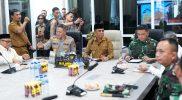 Gubernur Sulteng, Anwar Hafid memimpin rapat forum koordinasi pimpinan daerah (forkopimda) di ruang kerjanya, Senin (25/9/2025). (Foto: Istimewa)