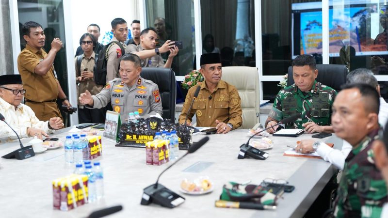 Gubernur Sulteng, Anwar Hafid memimpin rapat forum koordinasi pimpinan daerah (forkopimda) di ruang kerjanya, Senin (25/9/2025). (Foto: Istimewa)