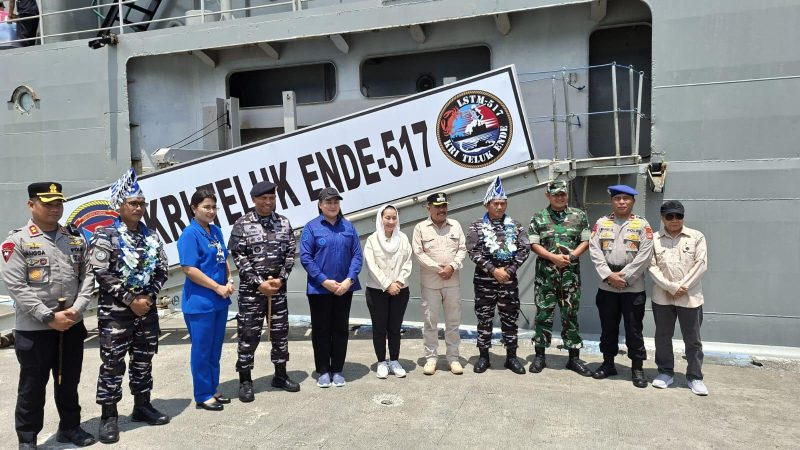 Imelda Liliana Muhidin menyambut kedatangan Wakil Komandan Satgas Trisila, Kolonel Laut (P) Choirul Rizqin di dermaga Pangkalan TNI Angkatan Laut (Lanal) Palu, Minggu (14/9/2025). (Foto: Pemkot Palu)