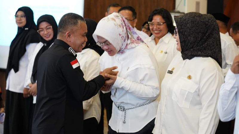 Hadianto Rasyid melantik Tim Pembina Posyandu Kota Palu periode 2025-2030, Jumat (19/9/2025). (Foto: Pemkot Palu)
