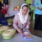 Wakil Wali Kota Palu, Imelda Liliana Muhidin secara simbolis kembali meluncurkan program Dapur Sehat untuk mengatasi stunting di Kota Palu, Kamis (2/10/2025). (Foto: Pemkot Palu)