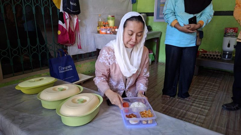 Wakil Wali Kota Palu, Imelda Liliana Muhidin secara simbolis kembali meluncurkan program Dapur Sehat untuk mengatasi stunting di Kota Palu, Kamis (2/10/2025). (Foto: Pemkot Palu)
