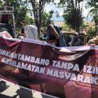 Puluhan massa dari YAMMI Sulteng menggelar aksi menolak aktivitas tambang ilegal, Senin (13/10/2025). (Foto: Istimewa)