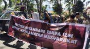 Puluhan massa dari YAMMI Sulteng menggelar aksi menolak aktivitas tambang ilegal, Senin (13/10/2025). (Foto: Istimewa)
