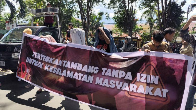 Puluhan massa dari YAMMI Sulteng menggelar aksi menolak aktivitas tambang ilegal, Senin (13/10/2025). (Foto: Istimewa)