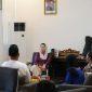 Imelda Liliana Muhidin menerima kunjungan pengurus dan atlet Ikatan Pencak Silat Indonesia (IPSI) Kota Palu, Kamis (16/10/2025). (Foto: Pemkot Palu)