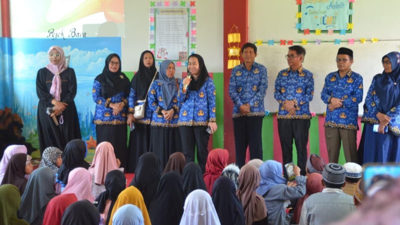 Imelda Liliana Muhidin didampingi Kadis Pendidikan dan Kebudayaan Kota Palu, Hardi melakukan kunjungan ke sejumlah sekolah, Jumat (17/10/2025). (Foto: Pemkot Palu)