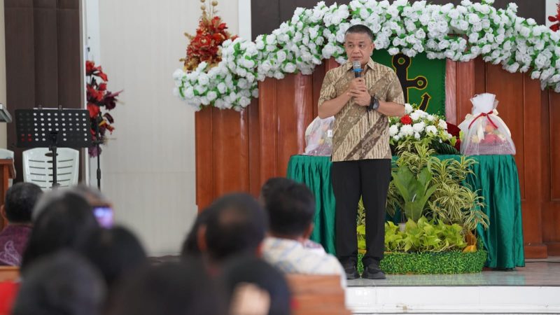 Hadianto Rasyid menghadiri perayaan Pengucapan Syukur 2025 Gereja Protestan Indonesia Donggala (GPID) Jemaat Koinonia Palu, Minggu (19/10/2025). (Foto: Pemkot Palu)