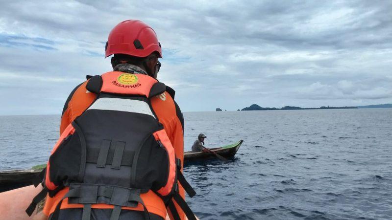 Tim SAR melakukan pencarian terhadap nelayan yang terjatuh di perairan Pulau Bone Uliuno, Kabupaten Banggai Kepulauan, Senin (27/10/2025). (Foto: Istimewa)